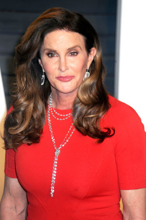 Caitlyn Jenner med en röd klänning.