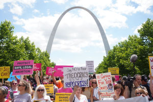 Abortförespråkare demonstrerar i Missouri, USA, 30 maj 2019. Abortförespråkare demonstrerar i Missouri, USA, 30 maj 2019.