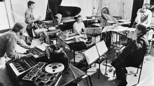 Toimii-yhtyeen laboratoriossa vuonna 1982 Otto Romanowski, Magnus Lindberg, Esa-Pekka Salonen, Anssi Karttunen ja Lassi Erkkilä. Toimii-yhtye harjoittelee noin 1982.