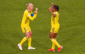 Caroline Seger och Madelen Janogy. Caroline Seger och Madelen Janogy jublar