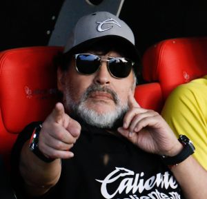 Diego Maradona valmensi viime kaudella meksikolaista Dorados de Sinaloan joukkuetta. Diego Maradona katsoo kameraan ja osoittaa sormellaan. Kuva otettu Meksikossa keväällä 2019.