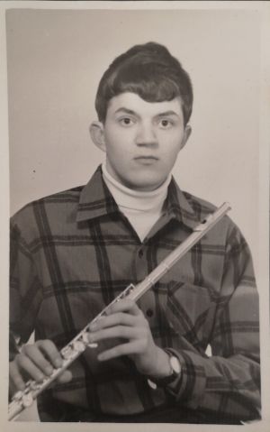 Jari Sinkkonen pääsi 16-vuotiaana opiskelemaan huilunsoittoa Sienaan, Italiaan. Nuori Jari Sinkkonen huilu käsissään.