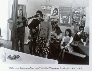 Aulikki Oksanen laulamassa Chile-solidaarisuustilaisuudessa Valmetin Vuosaaren telakalla 28.8.1974 Chile-solidaarisuustilaisuus Valmetin Vuosaaren telakalla 28.8.1974