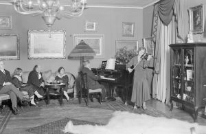 Anja soittaa kotikonsertissa 1930. Anja Ignatius soittaa viulua flyygelin säestyksellä 1930.