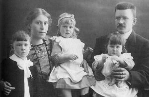 Ignatiuksen perhe eli Lassi, Elvi-äiti, Anja ja isä sylissään Eija vuonna 1913. Anja Ignatiuksen lapsuuden perhe 1913.