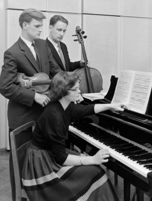 Trio Pohjola eli Paavo, Ensti ja Liisa Pohjola Yleisradion studiossa vuonna 1959.