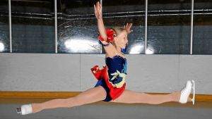 Jenni Saarinen hade ett imponerade saxhopp redan som barn. Konståkaren Jenni Saarinen som junior.