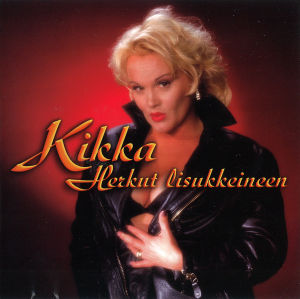 Herkut lisukkeineen julkaistiin vuonna 2000. Kikka viimeisen studioalbuminsa kannessa: Punaista taustaa vasten seisoo Kikka mustassa nahkatakissa, jota hän pitää hieman kiinni toisella kädellään vatsan kohdalta. Alta näkyvät mustat rintaliivi, ei paitaa.