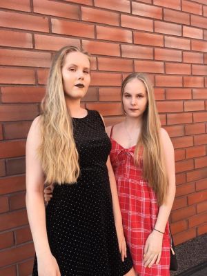 Pihla (vas.) ja Salla-Mari Willman opiskelevat toista vuotta Lappeenrannan Lyseon lukiossa. Pihla