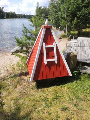 Pieni punainen mökki.