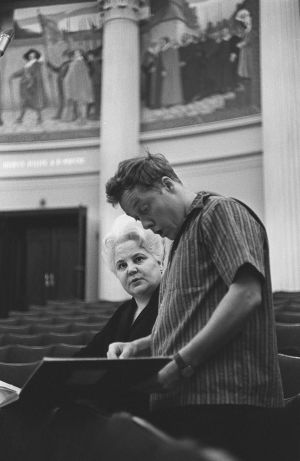 Anita Välkki oli 1960-luvun puolivälissä kansainvälisen uransa huipulla, Covent Gardenit, Metropolitanit ja Wienin valtionoopperat valloittanut tähtisopraano. Jorma Panula johtaa Helsingin kaupunginorkesteria Sibelius-viikoilla 1965. Solistina sopraano Anita Välkki.