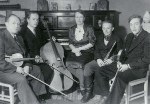 Kauhajoen musikaaliset Panulat, Elis, Timo, Elsa, Mauno ja Jorma 1940-luvulla. Elis ja Elsa Panulan perhe 1940-luvulla.