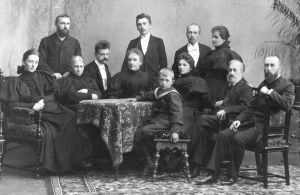 Järnefeltit isän, Alexander Järnefeltin hautajaisten jälkeen 1896. Vasemmalta Arvid, Armas, Eero ja Saimi, (istumassa vasemmalta) Aino Sibelius, Elisabeth, Jean Sibelius, Emmy, Eero ja Elli, Mischa Clodt ja Kasper. Järnefeltien perhe 1896.
