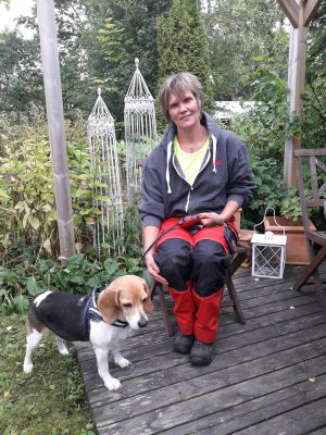 Trädgården har erbjudit trädgårdsmästaren Maria Louko terapi i sorgearbetet. Maria Louko tillsammans med hunden Wilma.