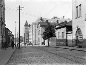 Vilhokadun päässä pilkottava Kansallisteatteri oli Järnefeltien oopperaesitysten 1904-1907 näyttämö. Suomen Kansallisteatteri Vilhonkadun päässä 1907.