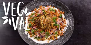 Heltstekt blomkål med currysmör.
