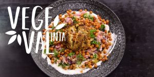 Uunissa paistettua kokonaista kukkakaalia curryvoin kera.