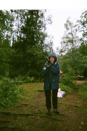 Dokumentaristi Anna Törrönen on tekemässä dokumenttielokuvaa Maustetytöistä. Kertakäyttökameralla otettu kuva Maustetyttöjen keikkakesästä.