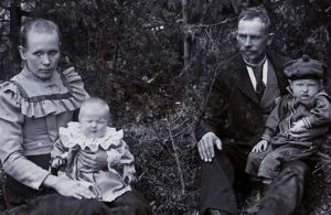 Anton ja Amalia Klamin perhe noin vuonna 1903. Isän sylissä Uuno, äidillä Vieno. Säveltäjä Uuno Klamin lapsuuden perhe, Uuno isänsä sylissä noin 1903.