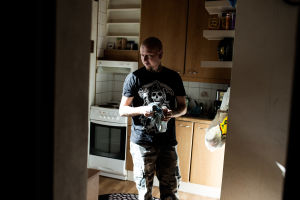 Sami Heinonen står i köket.