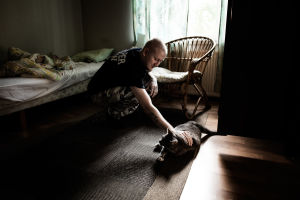 Sami Heinonen klappar en katt.