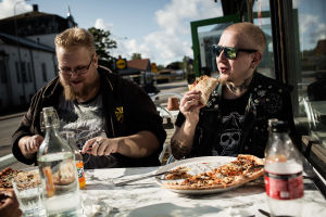 Saku och Sami Heinonen äter pizza.