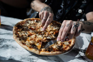 Pizza i närbild.