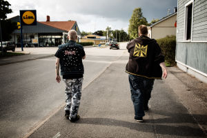 Sami och Saku Heinonen promenerar på gatan.