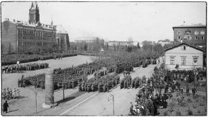 Valkoisten voitonparaati Viipurin Koulukentällä vappuna 1918. Valkoisten voitonparaati Viipurissa Koulukentällä 1.5.1918.