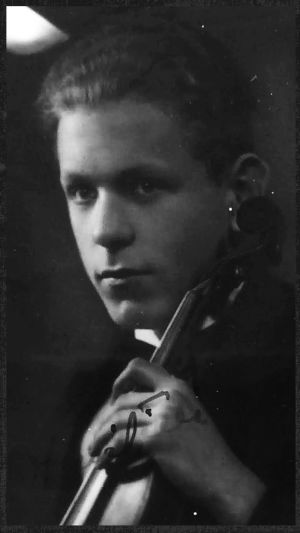 Olavi Tilli (1914–1986), Tuomiokirkon kanttorin Oskari Tillin vanhempi poika, suoritti Viipurin Musiikkiopiston loppututkinnon Tatjana von Rippaksen johdolla 1933 ja toimi viulistina Viipurin Musiikin Ystäväin Orkesterissa. Viipurilainen viulisti Olavi Tilli vuonna 1933.
