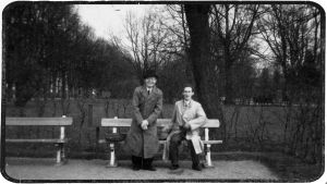 Iloiset viipurilaisviulistit Anton Hyökki ja Arvo Pitkänen Torkkelin puistossa 1930-luvun lopulla. Kameran takana prof. Andrej Rudnev. Muusikot Anton Hyökki ja Arvi Pitkänen Torkkelinpuistossa 1930-luvulla.