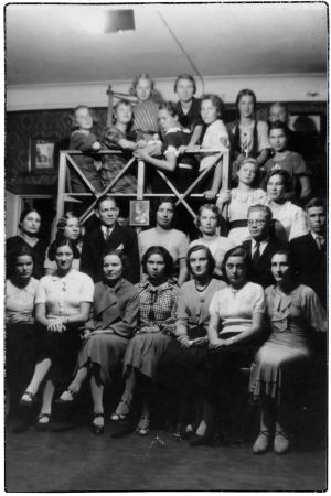Musiikkiopiston oppilaita viettämässä iltaa prof. Rudnevin kotona Harmaidenveljestenkadulla 9. syyskuuta 1935. Vaalea silmälasipäinen poika kuvassa on viulisti Anton Hyökki. Antonin vieressä oikealla tuleva pianotaiteilija Dmitri Hintze. Antonista toinen vasemmalla tuleva pianotaiteilija Rakel Levin (o.s. Steinbock). Viipurin Musiikkiopiston oppilaita prof. Andrej Rudenevin kotona 1934.