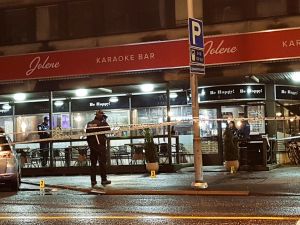 Polisen grep en man utanför karaokebaren Jolene i Björneborg på fredag. Polisoperation framför karaokebar i Björneborg.