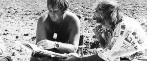 Ohjaaja Peter Medak ja koomikko Spike Milligan tutkivat käsikirjoitusta elokuvan Ghost in the Noonday Sun kuvauksissa