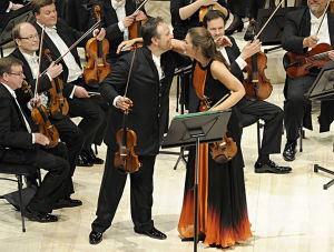 Kapellimestari Sakari Oramo, viulutaiteilija Janine Jansen ja Radion sinfoniaorkesteri toukokuussa 2012.