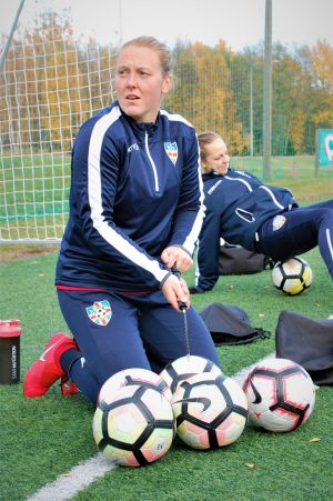 I klubblaget Åland United är det stjärnspelaren, den självutnämnda specialisten, som pumpar bollarna. Anna Westerlund pumpar bollar.