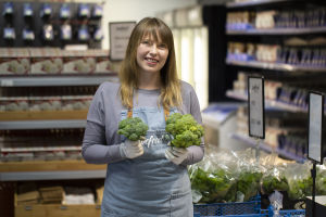 Matsvinnsaffären WeFood har fått bra feedback, vilket projektchef Eeva-Maria Laakso är glad över. En kvinna står i en mataffär och håller i broccoli.