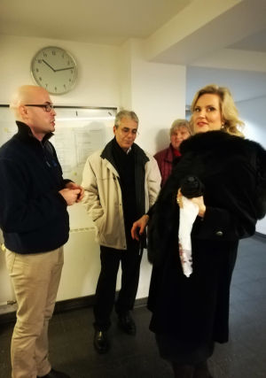Camilla Nylund ihailijoiden keskellä Berliinissä 4. marraskuuta 2019.