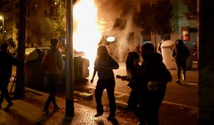 Barcelonan mellakoissa lokakuun puolivälissä loukkaantui yli 600 ihmistä. Heistä puolet oli poliiseja. palavia roskasäiliöitä Barcelonassa