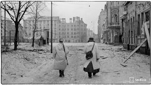 Talvipukuihin sonnustautuneet kaksi sotilasta ovat saapumassa Punaisenlähteentorille Viipurissa talvisodan viimeisinä päivinä 7.3.1940.