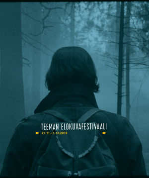 Reppuselkäinen hahmo takaapäin nähtynä sumuisessa metsässä. Teeman elokuvafestivaali 2019 -taustakuva.