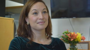 Chefredaktörsposten är inget lätt uppdrag men en fantastisk möjlighet för den som känner sig manad, säger HBL:s vd Anna Hellerstedt. Anna Hellerstedt