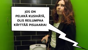 Pirjo (Pirjo Heikkilä) valuttaa vettä pullosta vessanpönttöön wc-kopissa. Nojaa pelokkaan näköisenä seinään. Puhekupla (wc-kopin ulkopuolelta huudetaan): "Jos on kusihätä, olis reilumpaa käyttää pisuaaria."