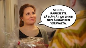 Pirjo (Pirjo Heikkilä) antaa lahjapakettia ystävälleen. Pirjon puhekupla: "Se on... rapusetti. Sä näytät jotenkin niin äyriäisten ystävältä."