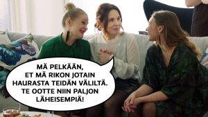 Pirjo (Pirjo Heikkilä) keskustelee ystäviensä kanssa sohvalla. Pirjon puhekupla: "Mä pelkään, et mä rikon jotain haurasta teidän väliltä. Te ootte niin paljon läheisempiä."