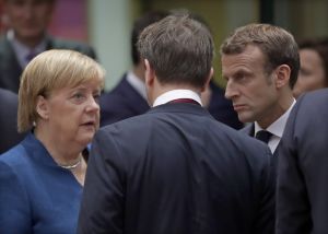 EU:s tungviktare Angela Merkel och Emmanuel Macron vill ge bidrag och inte lån till hårt drabbade EU-länder. Saksan liittokansleri Angela Merkel keskustelee Ranskan presidentti Emmanuel Macronin kanssa.