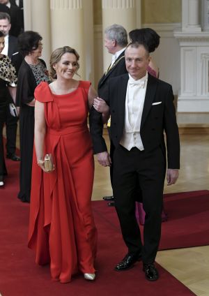 Ishockeyspelaren Jere Lehtinen och hans fru Jaana Lehtinen. Jere Lehtinen och hans partner Jaana Lehtinen i handskakningskön på slottsbalen.
