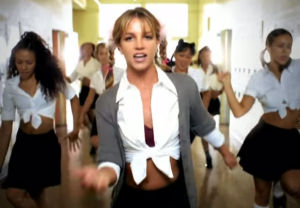 Britney Spears i "... Baby One More Time"-videon som släpptes 1998. Britney Spears iklädd en avklädd skolflicksuniform i videon till "Baby one more time".