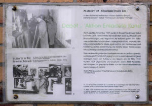 En minnesplakett på Köpenicker Straße 24 i Berlin där man förvarade en stor samling s.k. entartete kunst från hösten 1937 till våren 1939. En minnesplakett på Köpenicker Straße 24 i Berlin där man förvarade s.k. entartete kunst från hösten 1937 till våren 1939.