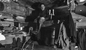 Sakari Pälsi itse ottamassaan valokuvassa metsätyömaalla Rovaniemellä 1923. Kansatieteilijä Sakari Pälsi istuu laverilla metsätyömaan pirtissä Rovaniemellä vuonna 1923.